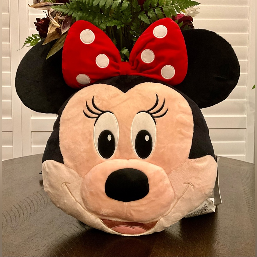 NWT MSRP $22 Disney Minnie Mouse Face Soft Pillow